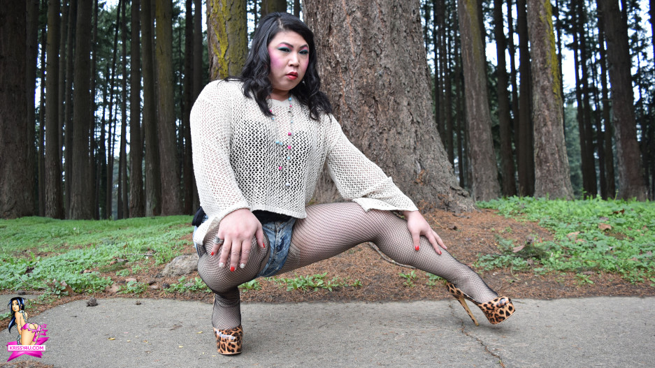 Krissy4u - Shorts And Fishnets!