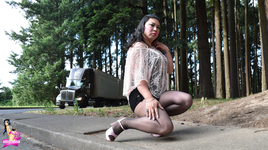 Krissy4u In Short-Shorts!
